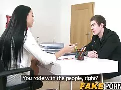 Ama le mete los dedo ...