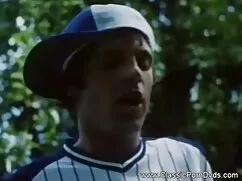 Tío masturba el coño ...