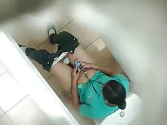 Chica se baña en la  ...