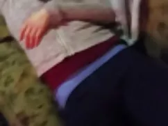 Un hombre acaricia l ...
