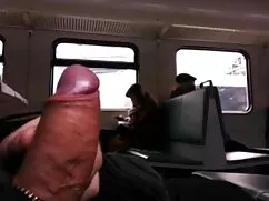 Un chico espiando a  ...