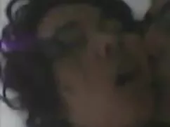 Hombre musculoso pos ...